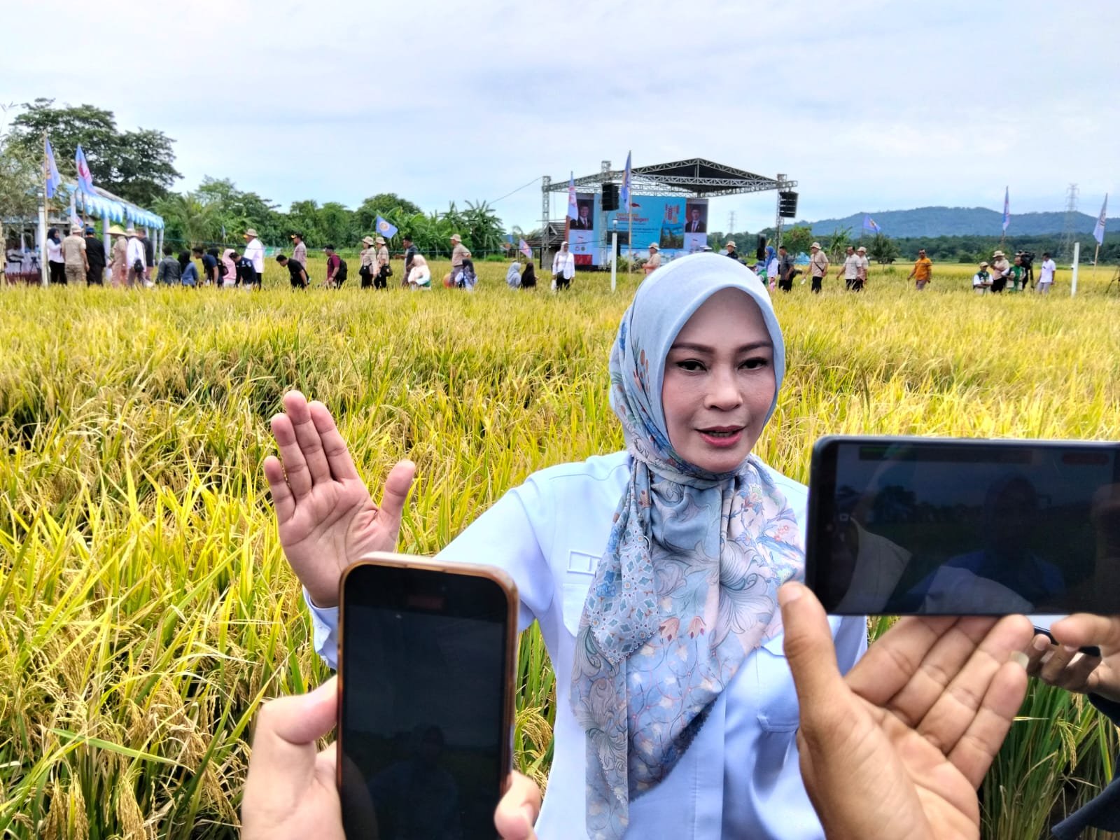 Caption : Staf Khusus Menteri Koordinator Bidang Pangan, Irna Narulita, usai menghadiri acara Panen Raya, di desa Sukarame, Kecamatan Carita, Kabupaten Pandeglang.
