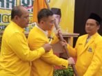 Ketua DPD Partai Golkar Provinsi Banten, Andika Hazrumy menyarahkan Bendera Pataka Golkar kepada Agus Khotibul Umam.