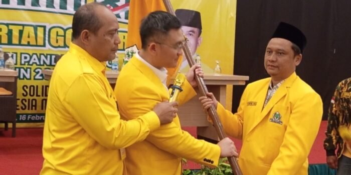 Ketua DPD Partai Golkar Provinsi Banten, Andika Hazrumy menyarahkan Bendera Pataka Golkar kepada Agus Khotibul Umam.