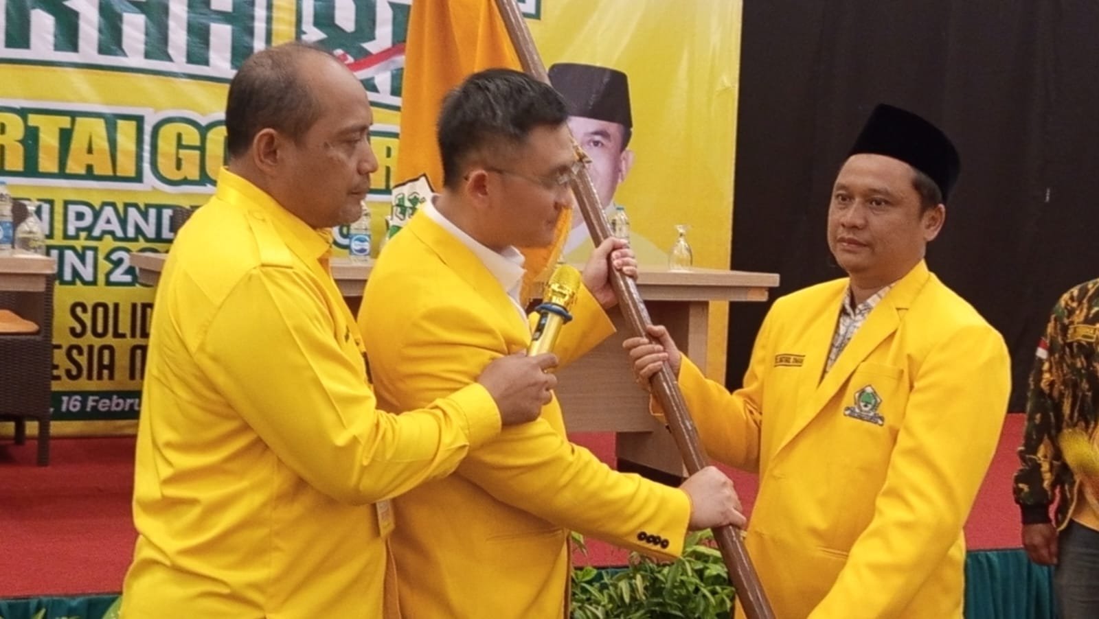 Ketua DPD Partai Golkar Provinsi Banten, Andika Hazrumy menyarahkan Bendera Pataka Golkar kepada Agus Khotibul Umam.