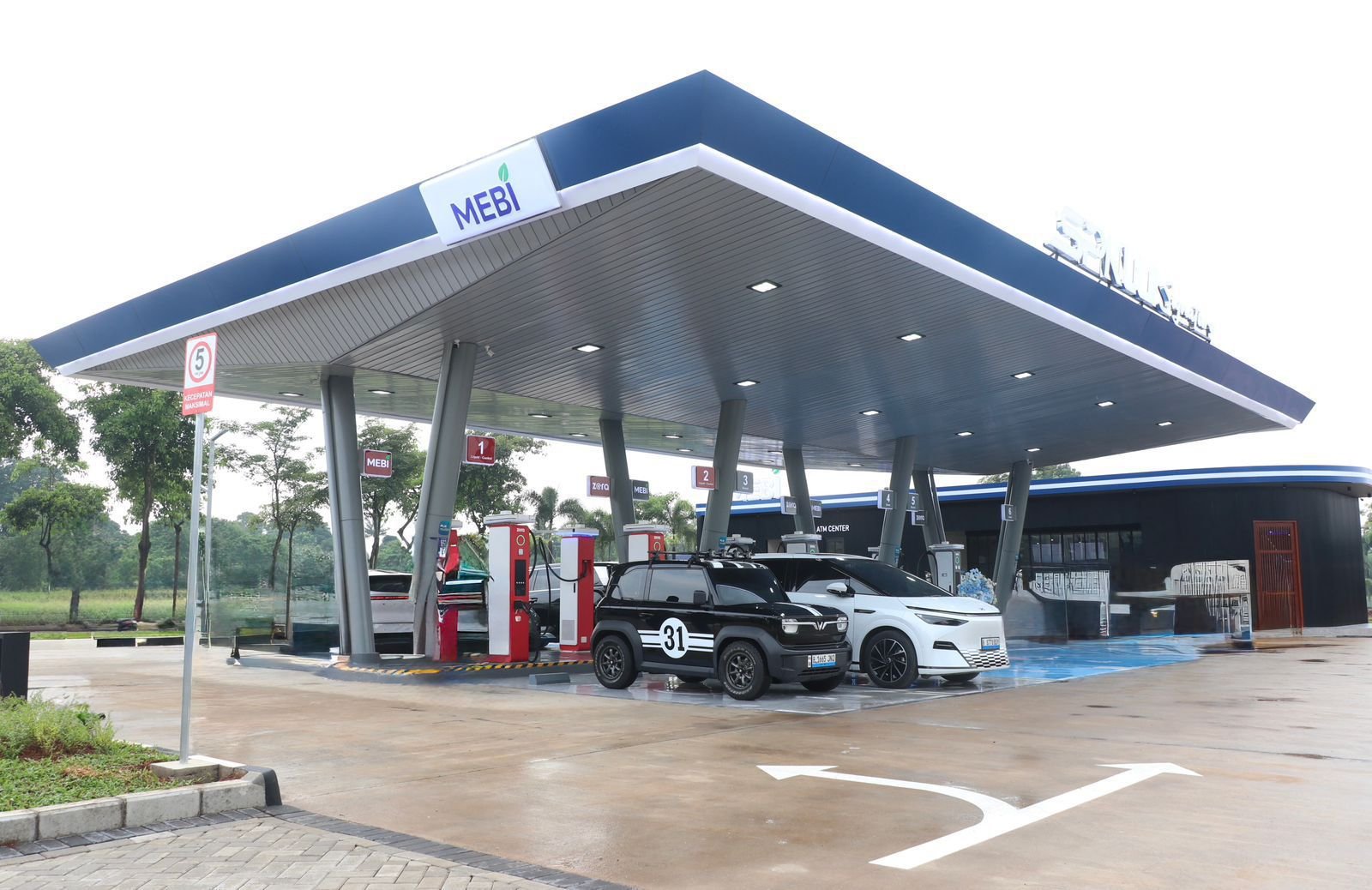 SPKLU Center Signature berkapasitas 400 kW di Scientia Garden, Gading Serpong, Kabupaten Tangerang. Fasilitas ultra fast charging yang mengusung teknologi split charger dengan liquid cooling system yang memungkinkan proses pengisian daya kendaraan listrik berlangsung lebih cepat dan efisien.