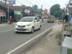 Nampak kendaraan melintas di salah satu jalan Kabupaten
