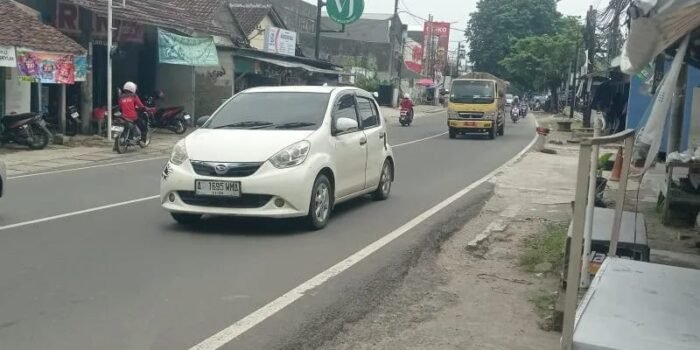 Nampak kendaraan melintas di salah satu jalan Kabupaten