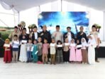 Penyerahan santunan kepada 50 anak yatim oleh YBM PLN UP3 Cikokol dalam rangkaian Pembukaan Festival Al Azhom di kawasan Masjid Raya Al Azhom, Kota Tangerang, Sabtu (21/02). Wakil Wali Kota Tangerang bersama Manager PLN UP3 Cikokol dan jajaran manajemen berfoto bersama usai penyerahan bantuan secara simbolis. Penyerahan santunan kepada 50 anak yatim oleh YBM PLN UP3 Cikokol dalam rangkaian Pembukaan Festival Al Azhom di kawasan Masjid Raya Al Azhom, Kota Tangerang, Sabtu (21/02). Wakil Wali Kota Tangerang bersama Manager PLN UP3 Cikokol dan jajaran manajemen berfoto bersama usai penyerahan bantuan secara simbolis.