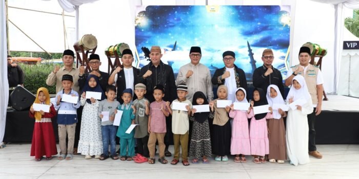Penyerahan santunan kepada 50 anak yatim oleh YBM PLN UP3 Cikokol dalam rangkaian Pembukaan Festival Al Azhom di kawasan Masjid Raya Al Azhom, Kota Tangerang, Sabtu (21/02). Wakil Wali Kota Tangerang bersama Manager PLN UP3 Cikokol dan jajaran manajemen berfoto bersama usai penyerahan bantuan secara simbolis.