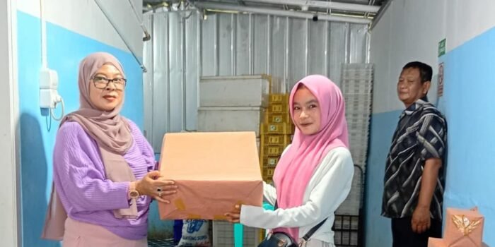 Caption : PIC SPPG Umi Kaisar, Mega Nurhayati saat memberikan penghargaan kepada Relawan.
