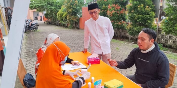 Ketua DPD PKS Kota Serang Ihyauddin meninjau proses CKG di Graha PKS Kota Serang, Jumat (27/2/2026) sore