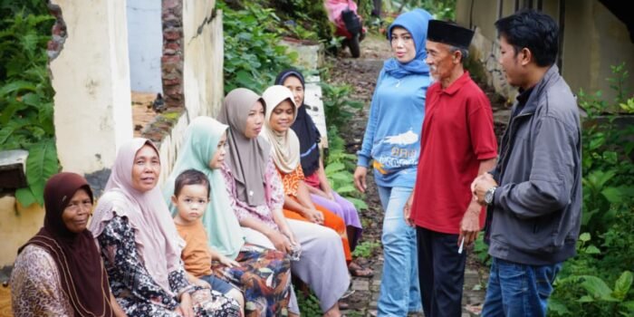 Warga terdampak pergeseran tanah di Kampung Cinangga Lebak, Desa Bayah Timur, Kecamatan Bayah, Kabupaten Lebak.