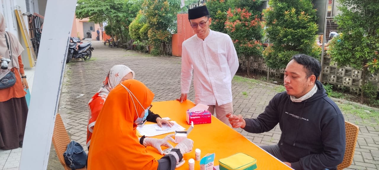 Ketua DPD PKS Kota Serang saat menyaksikan Cek Kesehatan Gratis Jumat (27/2/2026).