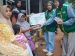Caption : Para relawan Ksatria Asar Humanity bagikan paket takjil untuk warga Pandeglang.