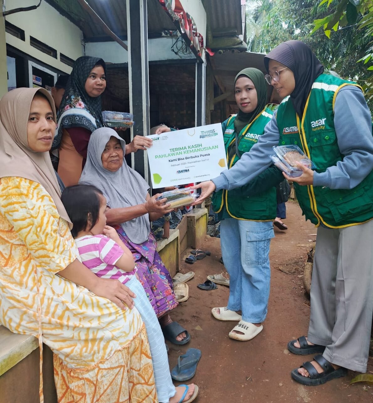 Caption : Para relawan Ksatria Asar Humanity bagikan paket takjil untuk warga Pandeglang. Caption : Para relawan Ksatria Asar Humanity bagikan paket takjil untuk warga Pandeglang.