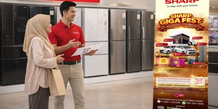 Seorang pramuniaga menjelaskan program pada konsumen