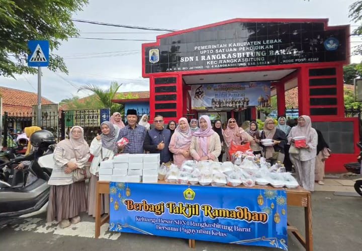 SDN 1 Rangkasbitung Barat berbagi Takjil