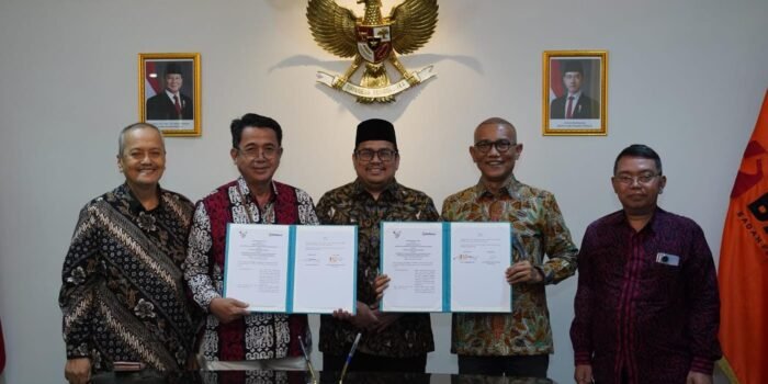 Keterangan Foto (kiri-kanan) Prof. Dr. Wazin, M.Si, Prof. Dr. Wasehudin, M.Si, Dr. Rahmat Bagja, SH., LLM Drs. Ferdinan Eskol Sirait, MH., ME, M,si dan Prof. Dr. Itang, MA