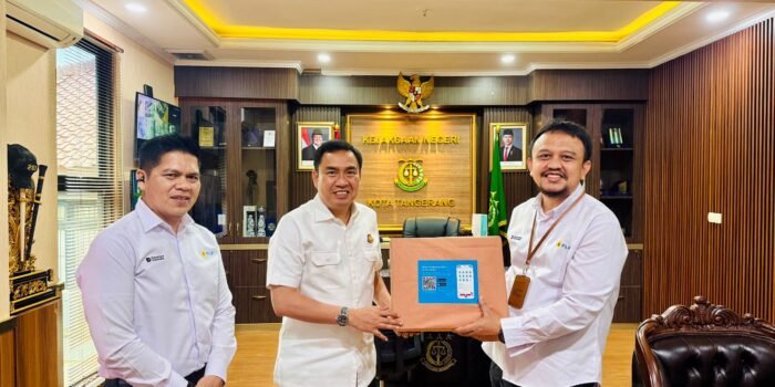 Penyerahan cinderamata sebagai bentuk promosi penggunaan peralatan elektronik rumah tangga dari Manager PLN UP3 Serpong Beny Indra Praja (kanan) didampingi Manager PLN UP3 Cikokol Badruz Zaman (kiri) kepada Kepala Kejaksaan Negeri Kota Tangerang Muhammad Amin (tengah).