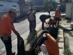 Tim BPBD Lebak sedang melaksanakan giat bersih-bersih