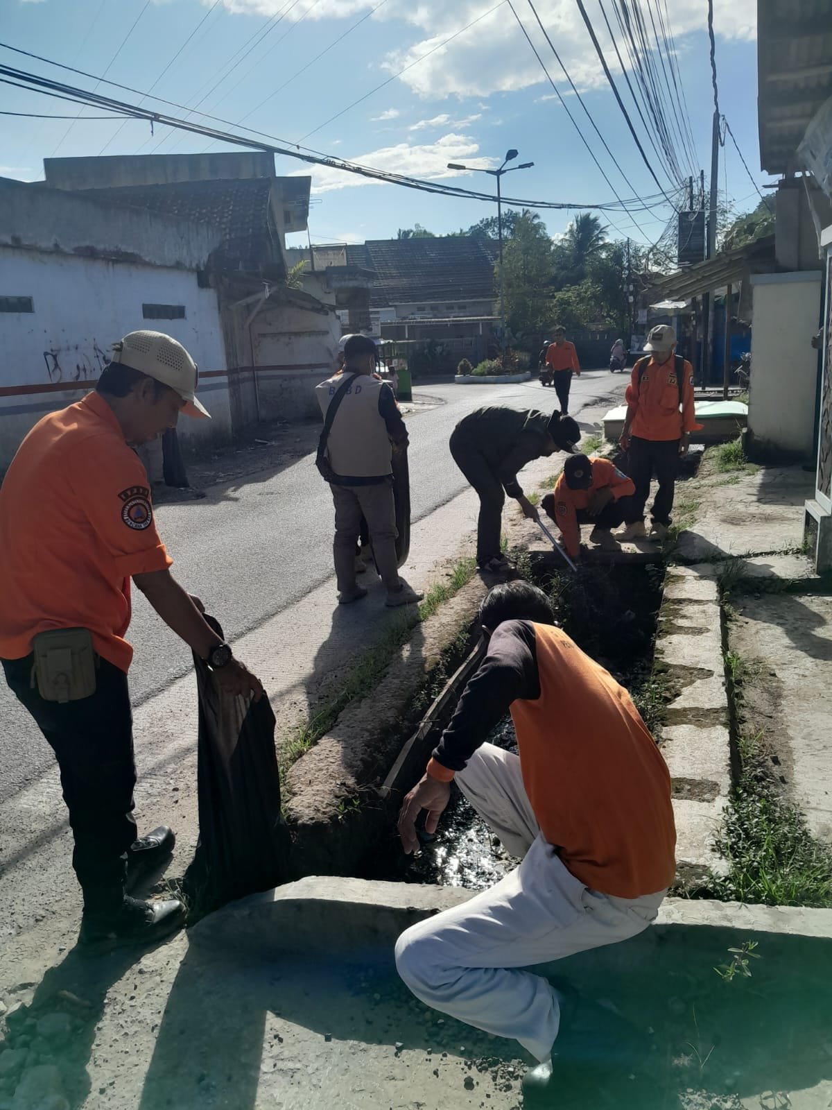 Tim BPBD Lebak sedang melaksanakan giat bersih-bersih