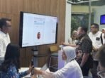 Ketua Tim Monitoring & Evaluasi Penyelenggara Jaringan dan Jasa serta Perlindungan Pengguna Kementrian Komunikasi dan Digital Republik Indonesia, Sumini (duduk), Direktur Jenderal Ekosistem Digital Kementrian Komunikasi dan Digital Republik Indonesia, Edwin Hidayat Abdullah (tengah), Direktur & Chief Regulatory Officer XLSMART, Merza Fachys (kiri belakang) dan Direktur Eksekutif ATSI, Marwan O.Baasir (kanan belakang) kembali melakukan acara pengetesan implementasi registrasi kartu SIM XLSMART (XL, AXIS dan SMARTFREN) dengan menggunakan teknologi biometrik pengenalan wajah di XL Center XLSMART Tower, Jakarta.