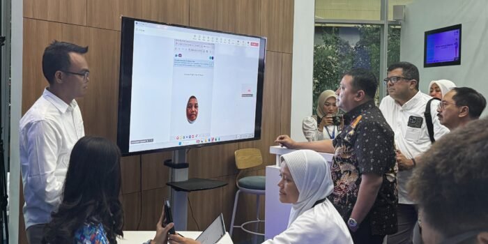 Ketua Tim Monitoring & Evaluasi Penyelenggara Jaringan dan Jasa serta Perlindungan Pengguna Kementrian Komunikasi dan Digital Republik Indonesia, Sumini (duduk), Direktur Jenderal Ekosistem Digital Kementrian Komunikasi dan Digital Republik Indonesia, Edwin Hidayat Abdullah (tengah), Direktur & Chief Regulatory Officer XLSMART, Merza Fachys (kiri belakang) dan Direktur Eksekutif ATSI, Marwan O.Baasir (kanan belakang) kembali melakukan acara pengetesan implementasi registrasi kartu SIM XLSMART (XL, AXIS dan SMARTFREN) dengan menggunakan teknologi biometrik pengenalan wajah di XL Center XLSMART Tower, Jakarta.