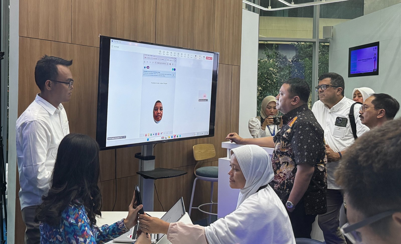 Ketua Tim Monitoring & Evaluasi Penyelenggara Jaringan dan Jasa serta Perlindungan Pengguna Kementrian Komunikasi dan Digital Republik Indonesia, Sumini (duduk), Direktur Jenderal Ekosistem Digital Kementrian Komunikasi dan Digital Republik Indonesia, Edwin Hidayat Abdullah (tengah), Direktur & Chief Regulatory Officer XLSMART, Merza Fachys (kiri belakang) dan Direktur Eksekutif ATSI, Marwan O.Baasir (kanan belakang) kembali melakukan acara pengetesan implementasi registrasi kartu SIM XLSMART (XL, AXIS dan SMARTFREN) dengan menggunakan teknologi biometrik pengenalan wajah di XL Center XLSMART Tower, Jakarta.