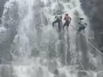 Pengunjung Curug Jengkol sedang melakukan Canyoneering Pengunjung Curug Jengkol sedang melakukan Canyoneering