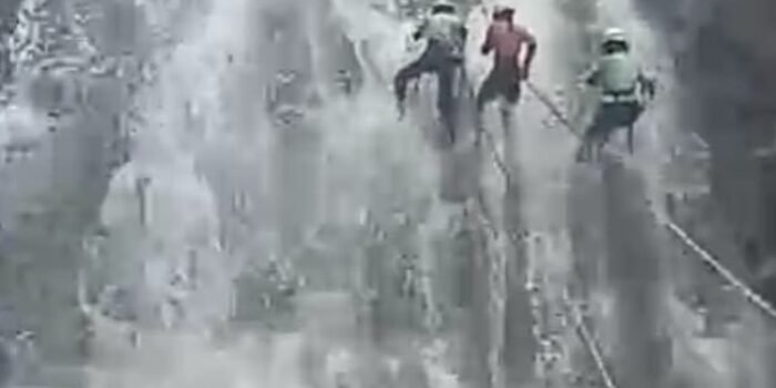 Pengunjung Curug Jengkol sedang melakukan Canyoneering