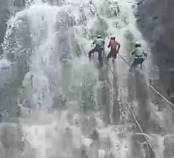 Pengunjung Curug Jengkol sedang melakukan Canyoneering