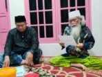 Caption : Pimpinan Forum Santri Aswaja KH Humaidillah Royani (kanan) saat menyampaikan pernyataan sikap di Ponpes Miftahul Hidayah, Minggu malam.