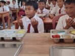 Ilustrasi para siswa di Pandeglang saat menyantap MBG.