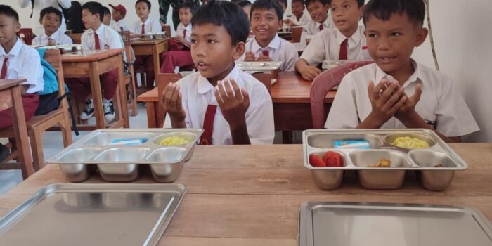 Ilustrasi para siswa di Pandeglang saat menyantap MBG.