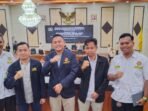 Ketua Karang Taruna Kota Cilegon Edi Firmansyah (tengah) bersmaa penguris saat menghadiri Paripurna di DPRD Kota Cilegon, Senin (27/4/2026).