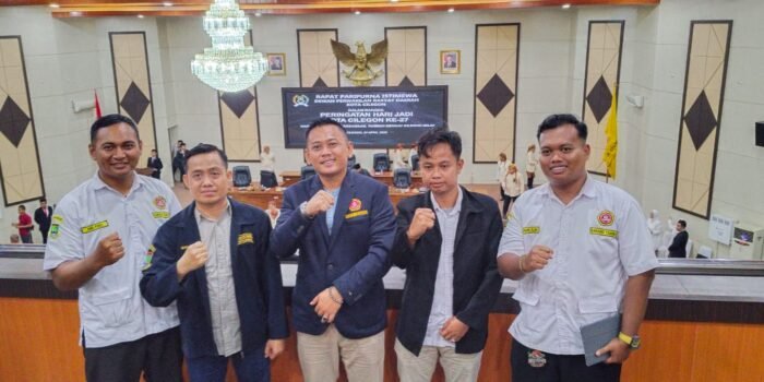Ketua Karang Taruna Kota Cilegon Edi Firmansyah (tengah) bersmaa penguris saat menghadiri Paripurna di DPRD Kota Cilegon, Senin (27/4/2026).