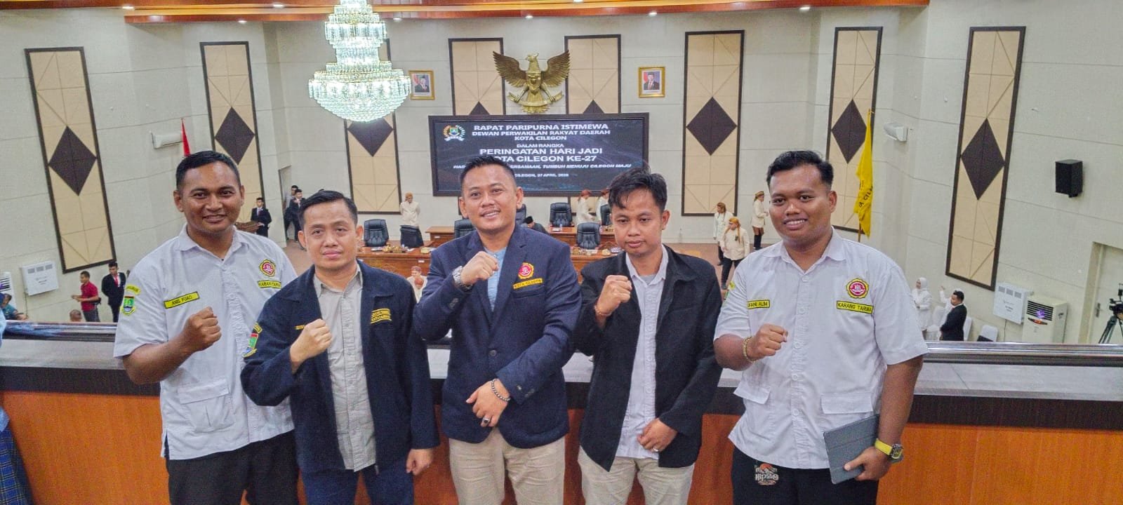 Ketua Karang Taruna Kota Cilegon Edi Firmansyah (tengah) bersmaa penguris saat menghadiri Paripurna di DPRD Kota Cilegon, Senin (27/4/2026).