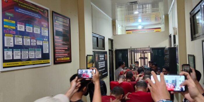 Caption : 14 tersangka kasus pengeroyokan di giring ke sel tahanan