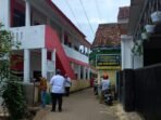 Pegawai Dinas Perumahan, Kawasan Permukiman dan Pertanahan (DPKPP) Kabupaten Pandeglang, saat melakukan pengukuran di Jalan Sukaratu, Kecamatan Majasari Kabupaten Pandeglang.