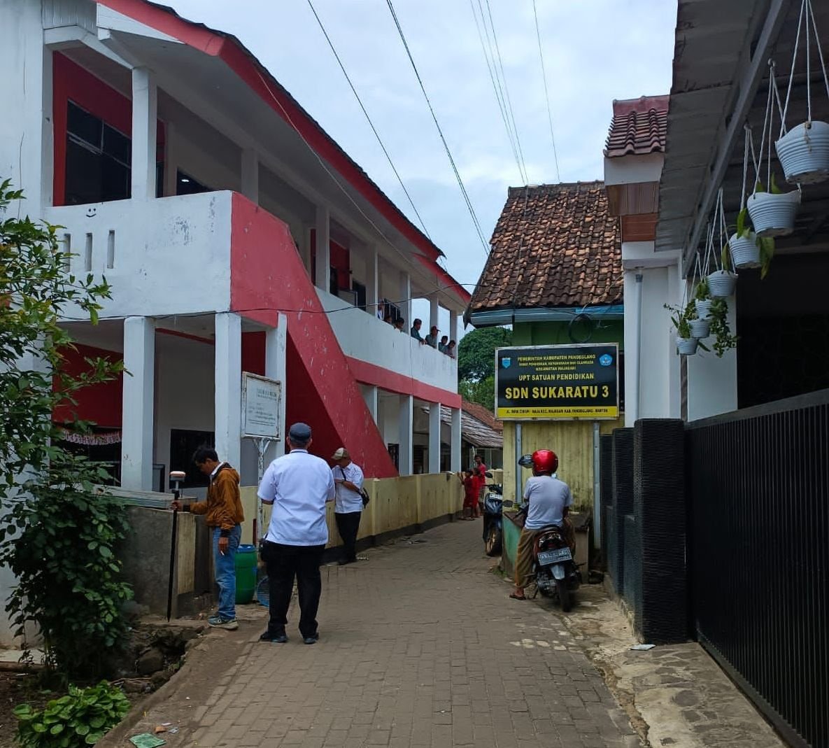Pegawai Dinas Perumahan, Kawasan Permukiman dan Pertanahan (DPKPP) Kabupaten Pandeglang, saat melakukan pengukuran di Jalan Sukaratu, Kecamatan Majasari Kabupaten Pandeglang.