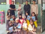 SPPG Pandeglang Cikeusik Nanggala Dua memberikan bantuan alat tulis kepada siswa SDN Cikeusik 5 sebagai bentuk dukungan terhadap pendidikan dan semangat belajar anak-anak.