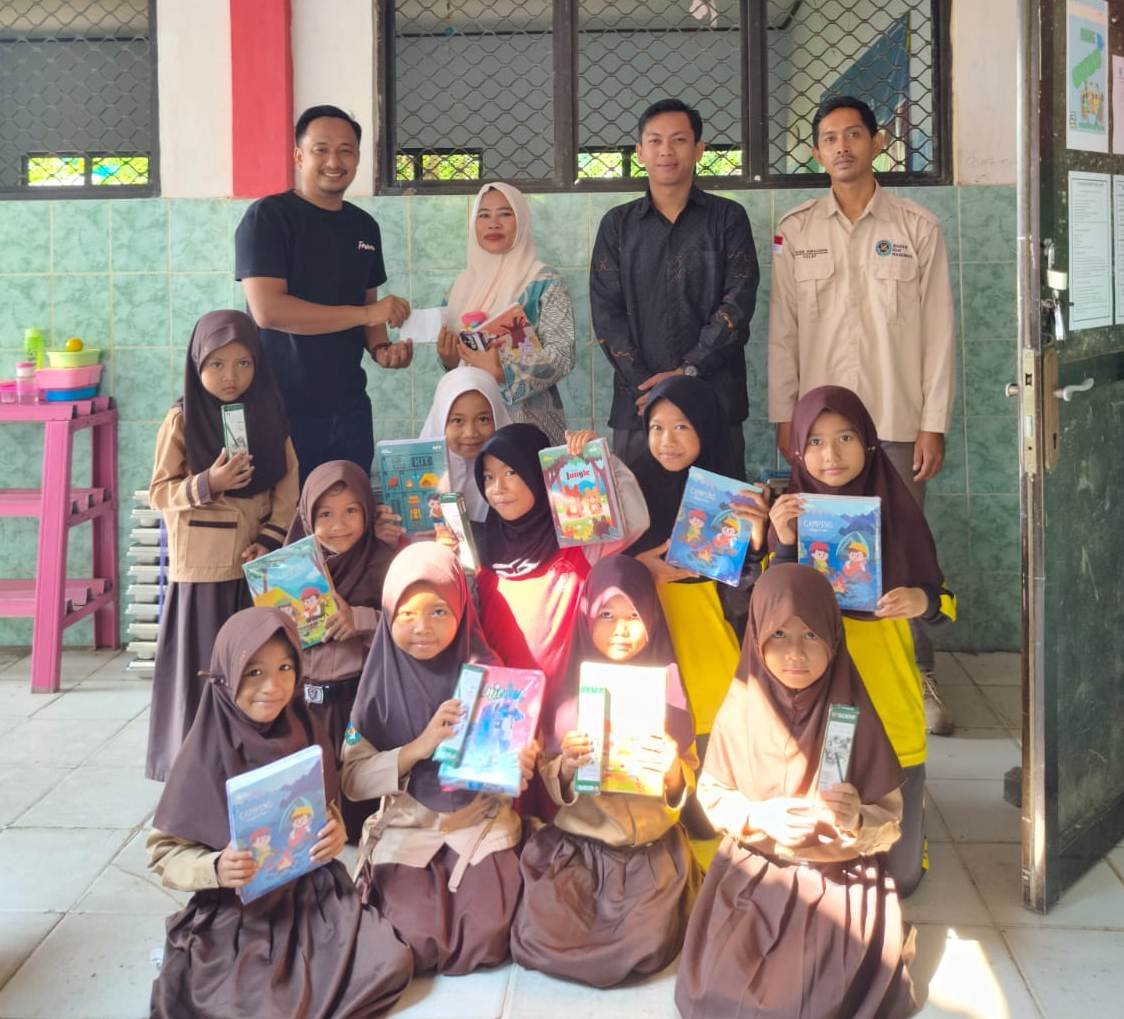 SPPG Pandeglang Cikeusik Nanggala Dua memberikan bantuan alat tulis kepada siswa SDN Cikeusik 5 sebagai bentuk dukungan terhadap pendidikan dan semangat belajar anak-anak.