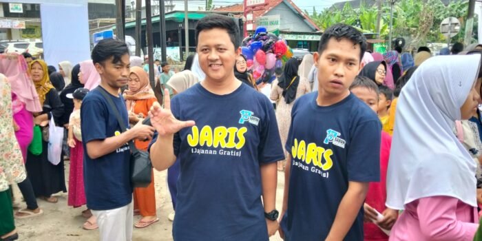 Caption: Ratusan warga menyerbu bazar murah dan jajanan gratis yang digelar oleh Klinik Utama Mata Saruni Pandeglang.
