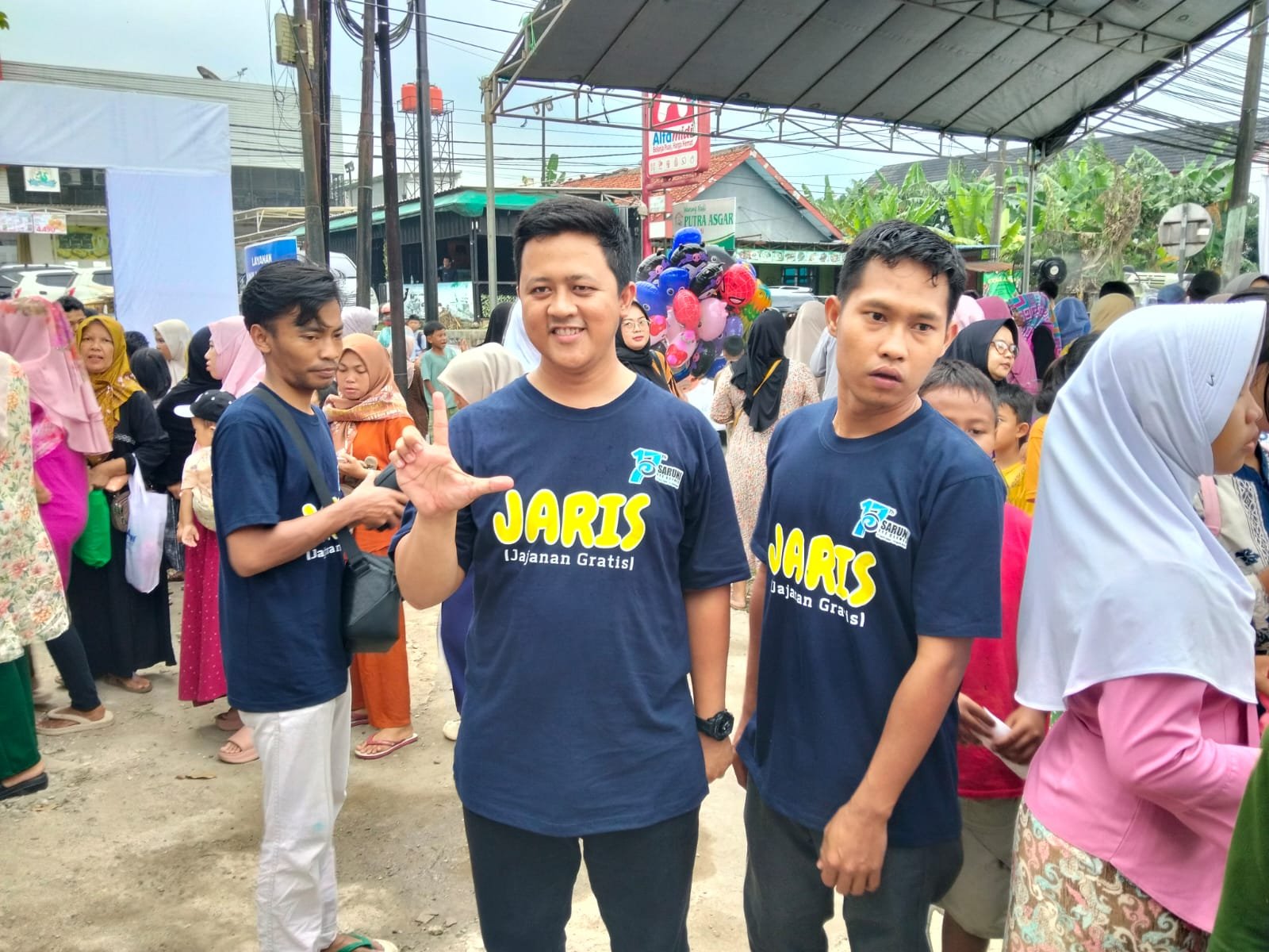 Caption: Ratusan warga menyerbu bazar murah dan jajanan gratis yang digelar oleh Klinik Utama Mata Saruni Pandeglang.