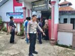 Caption: Kecelakaan lalu lintas di depan SDN Sukaratu 5, Kecamatan Majasari, Kabupaten Pandeglang. Satu orang tewas dan Delapan orang lainnya dilarikan ke RSUD Berkah Pandeglang.