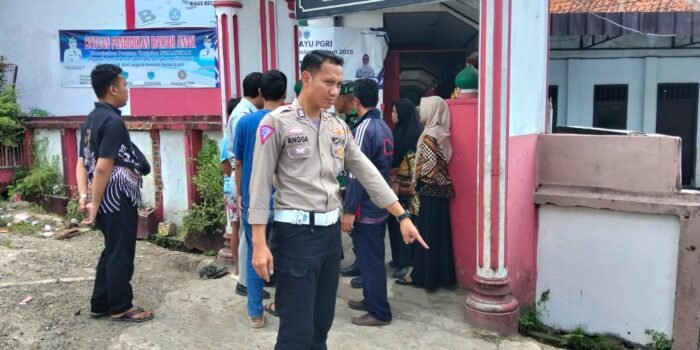 Caption: Kecelakaan lalu lintas di depan SDN Sukaratu 5, Kecamatan Majasari, Kabupaten Pandeglang. Satu orang tewas dan Delapan orang lainnya dilarikan ke RSUD Berkah Pandeglang.