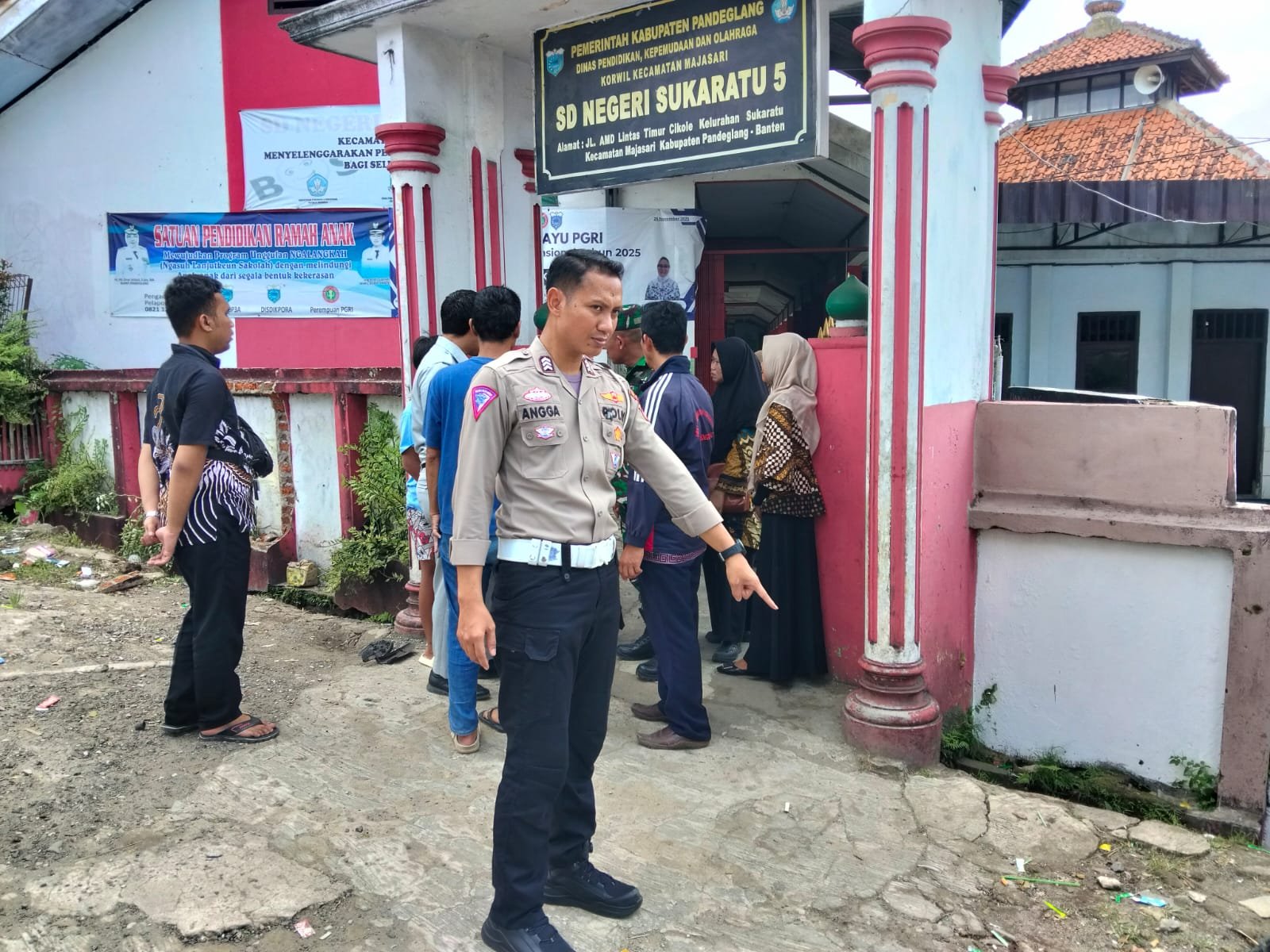 Caption: Kecelakaan lalu lintas di depan SDN Sukaratu 5, Kecamatan Majasari, Kabupaten Pandeglang. Satu orang tewas dan Delapan orang lainnya dilarikan ke RSUD Berkah Pandeglang.
