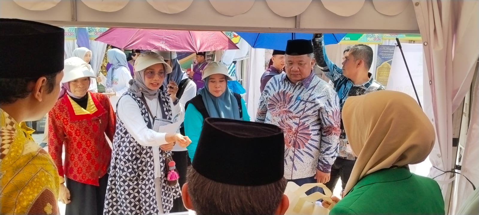 Kadispar Banten Eli Susianti dan Ketua Ikatan Alumni Pesantren Daar El Qolam (IKAPDQ), Eko Susilo meninjau salah satu booth Pesantren Modern.