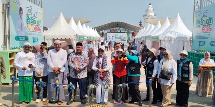 Kadispar Banten Eli Susianti dan Ketua Ikatan Alumni Pesantren Daar El Qolam (IKAPDQ), Eko Susilo (tengah) membuka Pesantren Fest 2026 di kawasan Banten Lama, Serang, Minggu (3/5/2026)