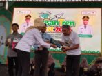Caption: Kepala Dispar Banten Eli Susianti memberikan hadiah kepada para pemenang quiz Kahoot di Pesantren Fest 2026.