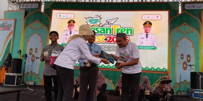 Caption: Kepala Dispar Banten Eli Susianti memberikan hadiah kepada para pemenang quiz Kahoot di Pesantren Fest 2026.
