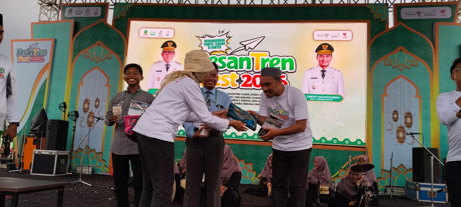 Caption: Kepala Dispar Banten Eli Susianti memberikan hadiah kepada para pemenang quiz Kahoot di Pesantren Fest 2026.