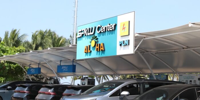 SPKLU Center PLN yang berlokasi di kawasan Aloha PIK 2, Kabupaten Tangerang. SPKLU Center yang pertama milik PLN di Provinsi Banten. Jumlah total ada 8 mesin _Ultra Fast Charging_dan 3 mesin _Medium Fast Cahrging_
