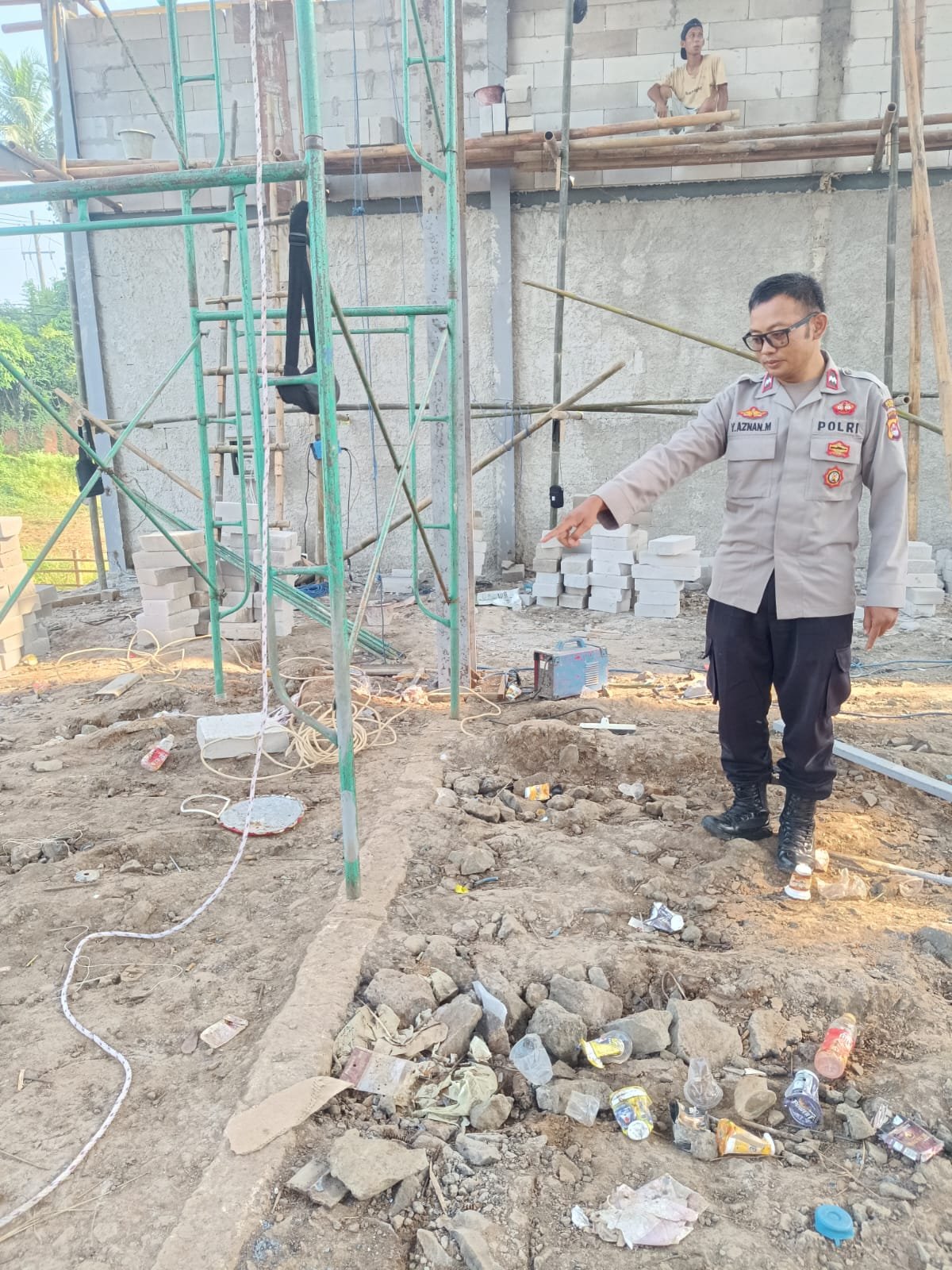 Caption: Polisi saat olah TKP